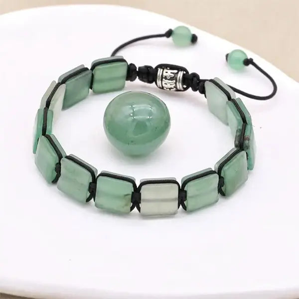 Bracelet Aventurine Verte Pierres Rectangulaires Équilibre & Chance sur surface blanche kaosix