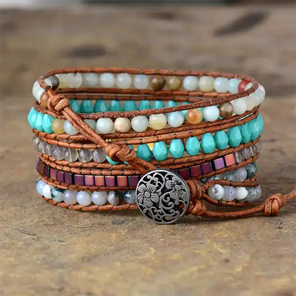 Bracelet Boho (Wrap) Coquillage Cauris posé sur un sol en pierre vue de derrière kaosix