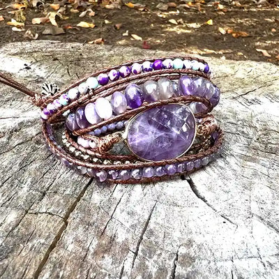 Bracelet Boho (Wrap) en Améthyste posé sur tronc d'arbre coupé Kaosix