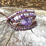 Bracelet Boho (Wrap) en Améthyste posé sur tronc d'arbre coupé Kaosix