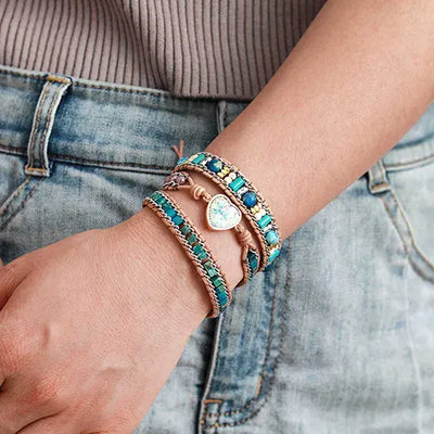Bracelet Boho (wrap) Cœur d’opale Bleue au poignet d'une femme Kaosix