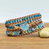 Bracelet Boho (wrap) Cœur d’opale Bleue posé à cheval sur une pierre ronde et vue de face Kaosix
