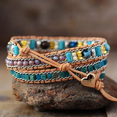 Bracelet Boho (wrap) Cœur d’opale Bleue posé sur une pierre ronde vue de derrière Kaosix