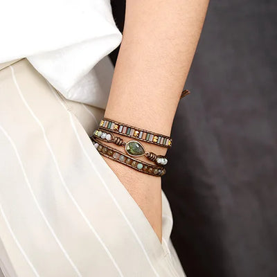 Bracelet Boho (wrap) Labradorite Équilibre posé sur un sol blanc vue de face kaosix