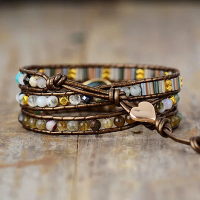 Bracelet Boho (wrap) Labradorite Équilibre posé sur un plancher en bois vue de derrière kaosix