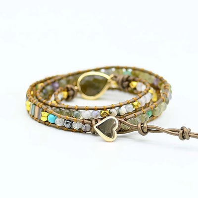 Bracelet Boho (wrap) Labradorite Équilibre posé sur un sol blanc vue de derrière kaosix