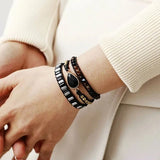 Bracelet Boho (wrap) Onyx Noir Détermination au poignet d'une femme en veste de velour beige kaosix