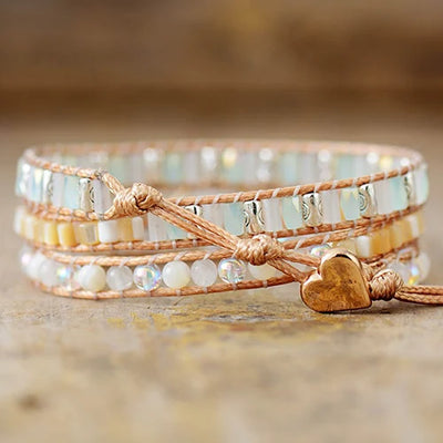 Bracelet Boho (wrap) Pierre de Lune Intuition posé sur un plancher en bois vue de derrière kaosix