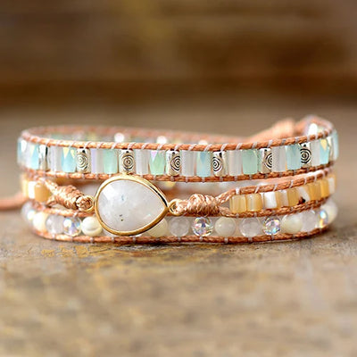 Bracelet Boho (wrap) Pierre de Lune Intuition posé sur un plancher en bois vue de face kaosix