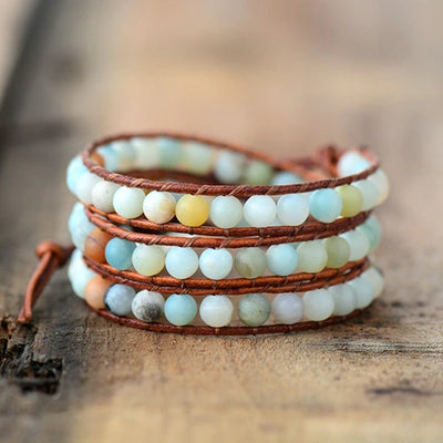 Bracelet Boho (wrap) en Amazonite trois tours posé sur un parquet en bois vue de derrière Kaosix