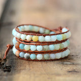 Bracelet Boho (wrap) en Amazonite trois tours posé sur un parquet en bois vue de derrière Kaosix