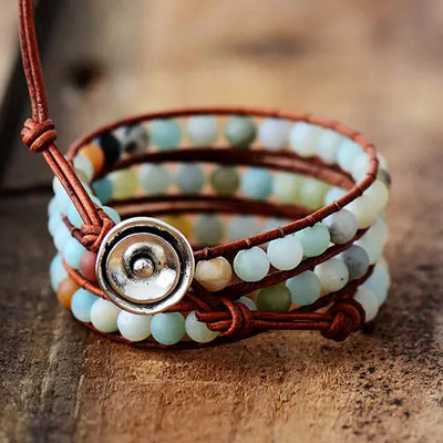 Bracelet Boho (wrap) en Amazonite trois tours posé sur un parquet en bois vue de face Kaosix