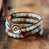 Bracelet Boho (wrap) en Amazonite trois tours posé sur un parquet en bois vue de face Kaosix