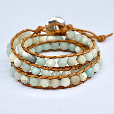 Bracelet Boho (wrap) en Amazonite trois tours posé sur un sol gris clair vue de derrière Kaosix