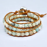 Bracelet Boho (wrap) en Amazonite trois tours posé sur un sol gris clair vue de derrière Kaosix