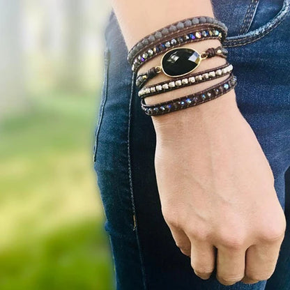 Bracelet Boho (wrap) en Onyx Noir Labradorite Grise Agate au poignet d'une femme habillée en Jeans Kaosix