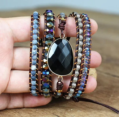 Bracelet Boho (wrap) en Onyx Noir Labradorite Grise Agate enroulé sur les doigts d'une main de femme Kaosix