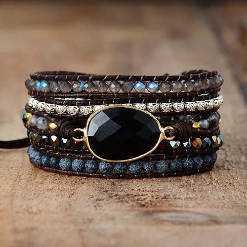 Bracelet Boho (wrap) en Onyx Noir Labradorite Grise Agate posé sur du bois vue de face Kaosix