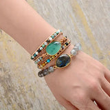 Bracelet Boho (wrap) en pierre de Jade Vert Turquoise Onyx Lave au poignet d'une femme Kaosix