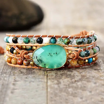 Bracelet Boho (wrap) en pierre de Jade Vert Turquoise Onyx Lave sur un plancher en bois vue de face Kaosix