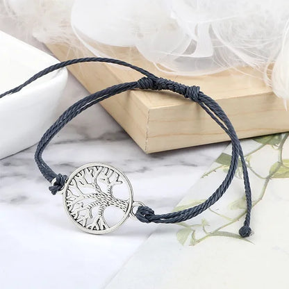 Bracelet Cordon Arbre de Vie Argenté Accessoire Porte-Bonheur gris sur socle en bois kaosix
