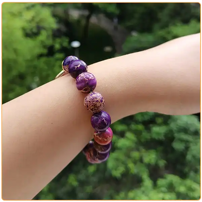 Bracelet Jaspe Impérial Cœur repose au poignet d'une femme vue de profil kaosix