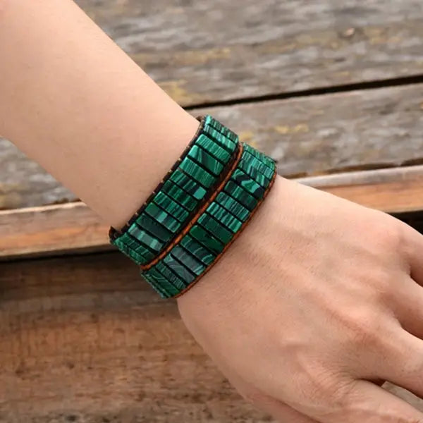 Bracelet Jaspe Malachite Boho Wrap au poignet d'une femme kaosix