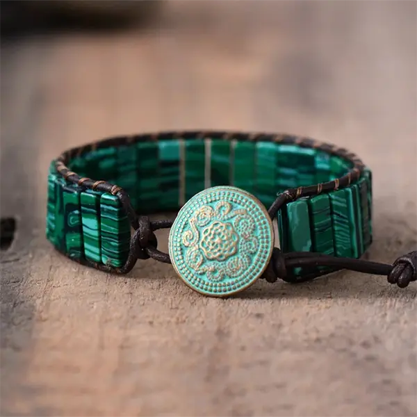 Bracelet Jaspe Malachite Boho Wrap sur plancher en bois kaosix