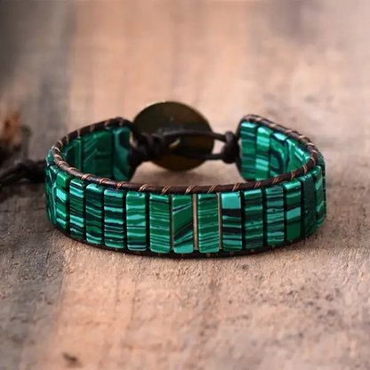 Bracelet Jaspe Malachite Boho Wrap sur plancher en bois vue de dos kaosix