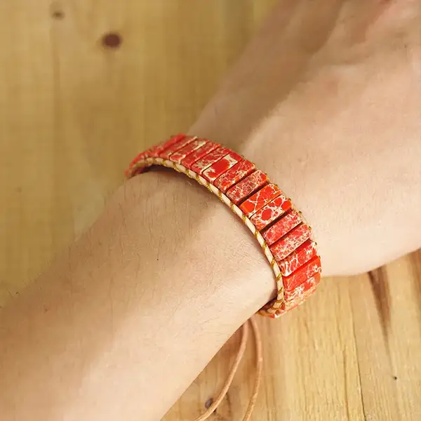 Bracelet Jaspe Rouge Bâtonnets Boho Wrap au poignet d'une femme kaosix