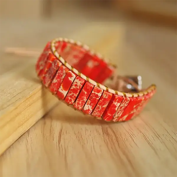 Bracelet Jaspe Rouge Bâtonnets Boho Wrap sur plancher en bois vue de côté kaosix