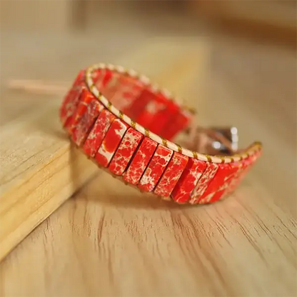 Bracelet Jaspe Rouge Bâtonnets Boho Wrap sur plancher en bois vue de côté kaosix