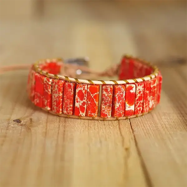 Bracelet Jaspe Rouge Bâtonnets Boho Wrap sur plancher en bois vue de dos kaosix