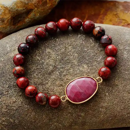 Bracelet Jaspe Rouge et Rhodonite posé sur une pierre kaosix