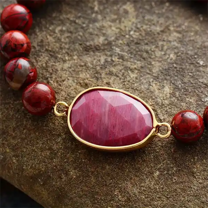 Bracelet Jaspe Rouge et Rhodonite posé sur une pierre vue en gros plan kaosix
