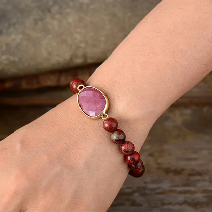 Bracelet Jaspe Rouge et Rhodonite sur le poignet d'une femme kaosix