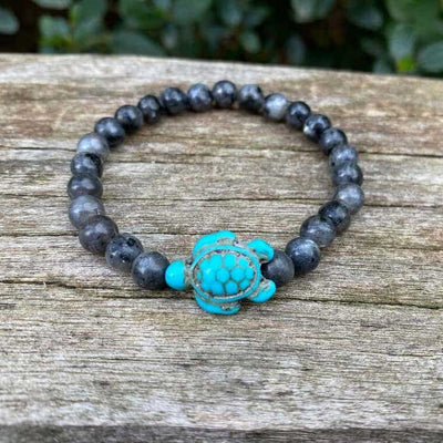 Bracelet Labradorite Grise Tortue Marine sur une planche en bois Kaosix