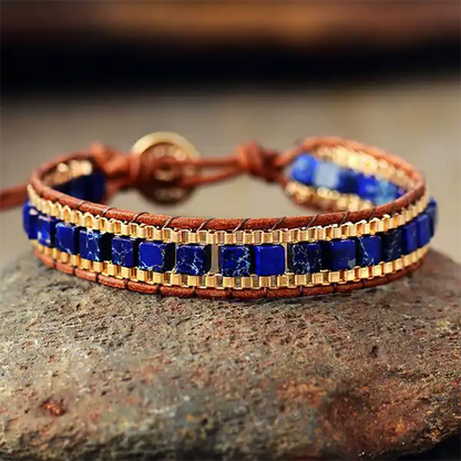 Bracelet Lapis-Lazuli perles cubiques et cuir posé sur une pierre grise plate Kaosix