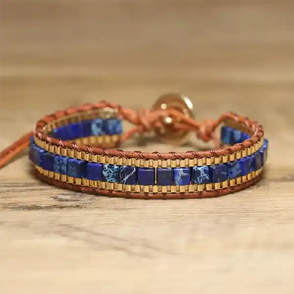Bracelet Lapis-Lazuli perles cubiques et cuir posé sur un plancher en bois vue de dos Kaosix