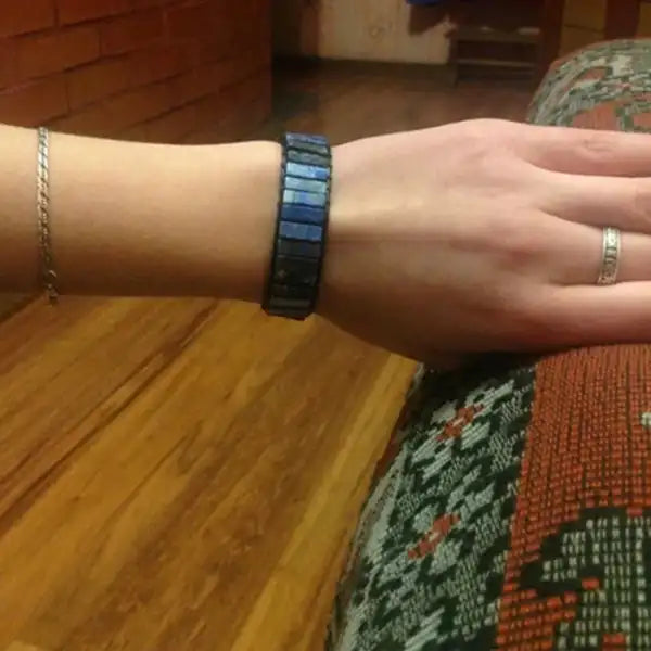 Bracelet Lapis Lazuli Bâtonnets Boho Wrap ai poignet d'une femme kaosix