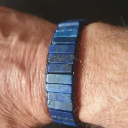 Bracelet Lapis Lazuli Bâtonnets Boho Wrap ai poignet d'un homme kaosix