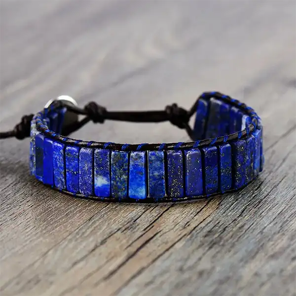 Bracelet Lapis Lazuli Bâtonnets Boho Wrap sur un plancher en bois kaosix