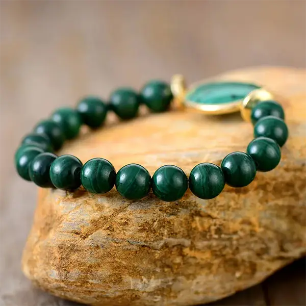 Bracelet Malachite Perles et Galet posé sur une pierre vue de derrière kaosix