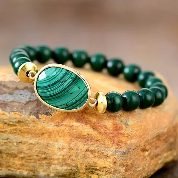 Bracelet Malachite Perles et Galet posé sur une pierre vue de face kaosix