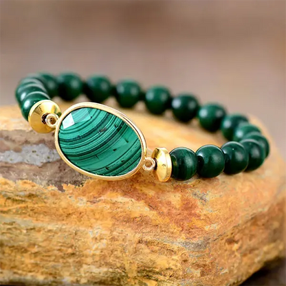 Bracelet Malachite Perles et Galet posé sur une pierre vue de face kaosix