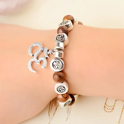 Bracelet OM Bois et Métal au poignet d'une jeune fille kaosix