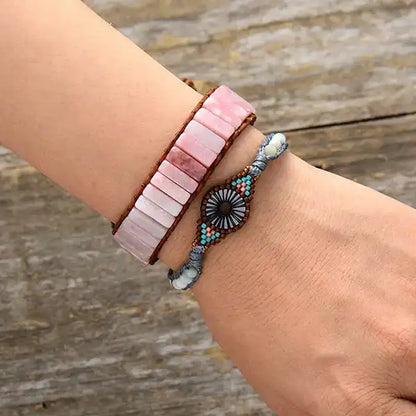 Bracelet Opale Rose Bâtonnets Boho Wrap au poignet d'une femme kaosix