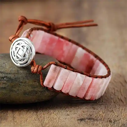 Bracelet Opale Rose Bâtonnets Boho Wrap posé sur une pierre kaosix
