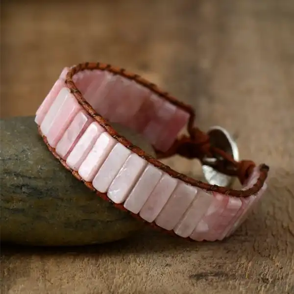 Bracelet Opale Rose Bâtonnets Boho Wrap posé sur une pierre vue de dos kaosix