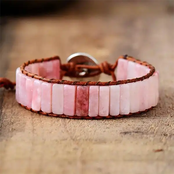 Bracelet Opale Rose Bâtonnets Boho Wrap posé sur un plancher en bois vue de dos kaosix